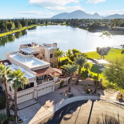 The waterfront community of Los Palomas with Camelback Mountain in the background.