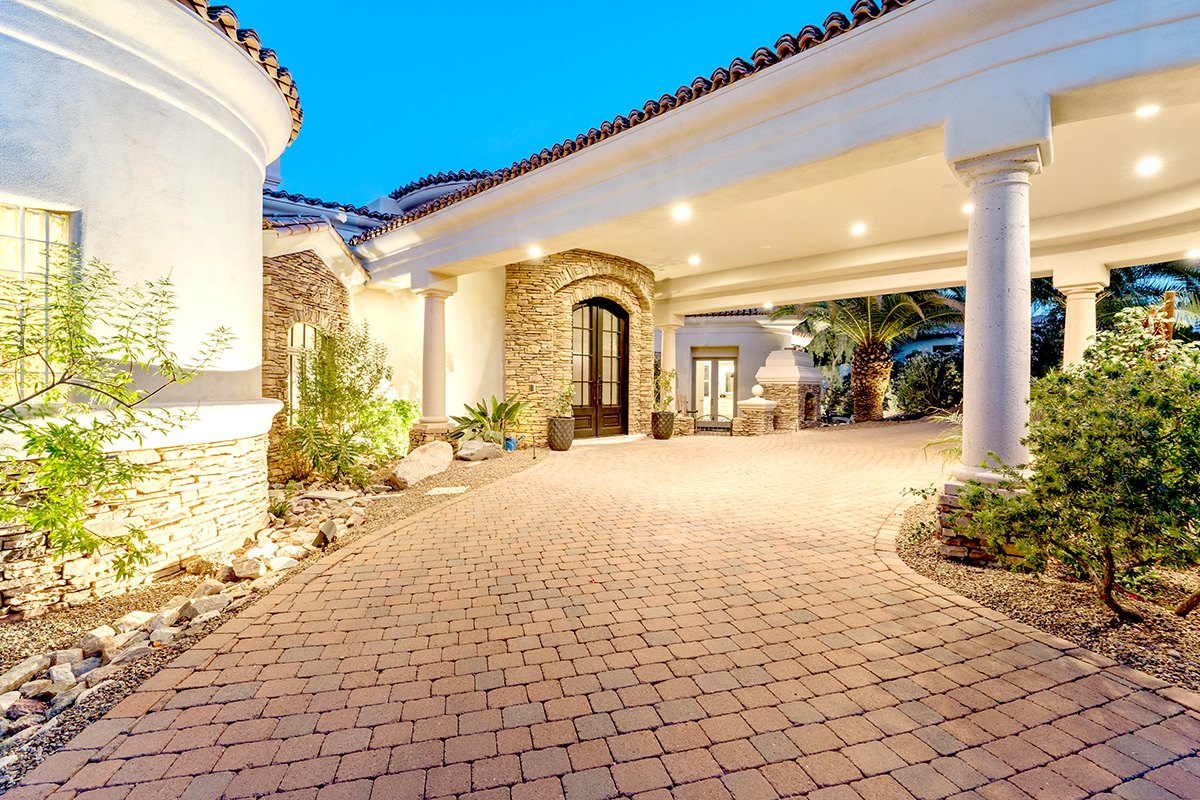 Luxury paradise valley home driveway with lights