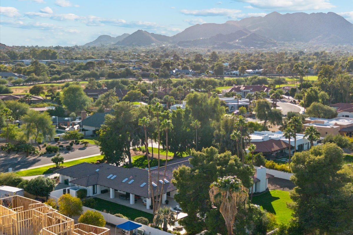 Scenic Shot Overlooking Paradise Valley With Mountain In The Background