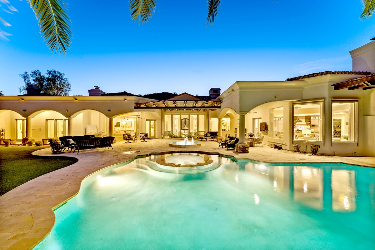 Luxury Paradise Valley home with large swimming pool